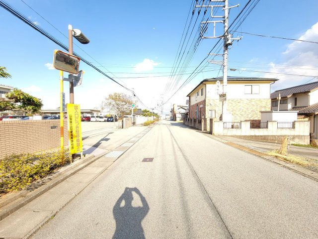前面道路は幅員6.8ｍ　車庫入れも楽々です。