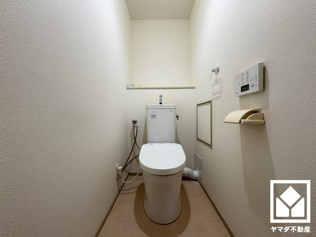 明るく清潔感溢れるトイレです。温水洗浄便座付きで、季節を問わずいつでも温かい便座をお使いいただけます。（リフォーム前の写真です）