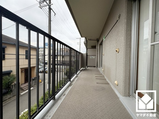 南側・東側の2面バルコニーで陽当たり、風通し良好。広々としているため、お洗濯物をたっぷりと干す事ができます。（リフォーム前の写真です）