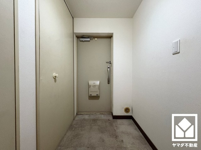 玄関にはシューズボックスを完備。家族の靴もしっかり収納できるので、玄関がいつも片付き、気持ちよくお客様を迎えられます。（リフォーム前の写真です）
