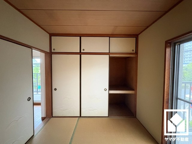 廊下にもスペースがあり、住空間を広々お使いいただけます。日用品のストックなどもすっきり片付きます。（リフォーム前の写真です）