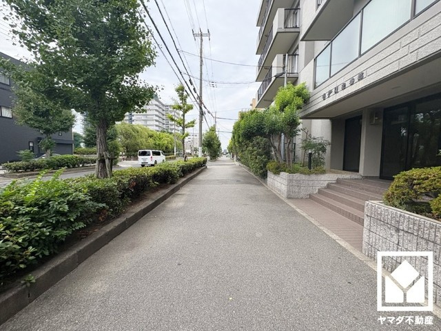 敷地内に駐車場を完備（月額10000円～20000円）。重い荷物や雨の日の移動もスムーズで、快適なカーライフを実現。空き状況等は弊社スタッフまでお気軽にお問い合わせください。