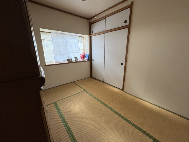 二階に配置された和室は、落ち着いた雰囲気で静かに過ごせる空間。畳のぬくもりが心地よく、寝室や趣味部屋としても使いやすい一室です。窓からやさしい光が入り、日中は明るく、ゆったりとした時間を楽しめます。