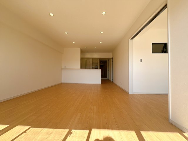 可動式間仕切壁を採用しており、リビングと洋室の仕切り壁を移動できます