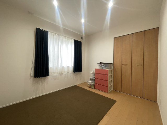シンプルで主寝室や客間、お子様のお部屋など幅広い用途で活用できます。収納スペースを備えているため、お部屋を広く使いやすいのも魅力です。落ち着いた空間で、生活スタイルに合わせた使い方ができる居室です。