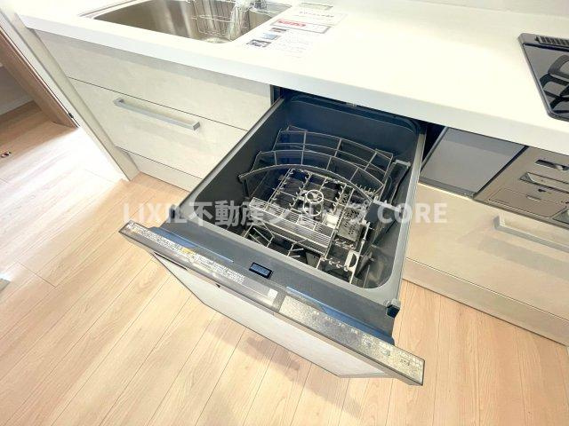 食器洗乾燥機付きで家族の食器もピカピカ。忙しい奥様には欠かせないアイテムのひとつ！！　