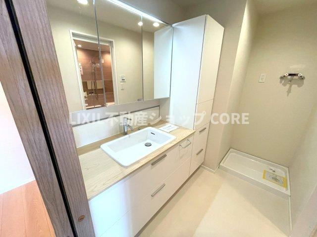 鏡の裏に豊富な収納量を確保した、三面鏡タイプの洗面化粧台。洗面室の整頓にも役立ちますね。　