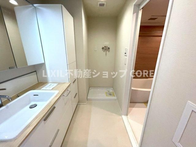 清潔感のある色で統一されたプライベート空間は、身だしなみチェックや肌のお手入れに最適です。　