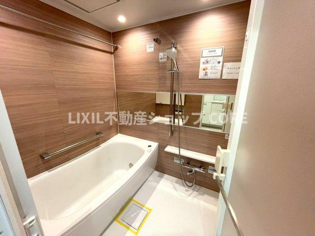 ゆったり入れる一坪バス。足を伸ばして入れるサイズは一日の疲れを癒すのに嬉しい広さですね。　