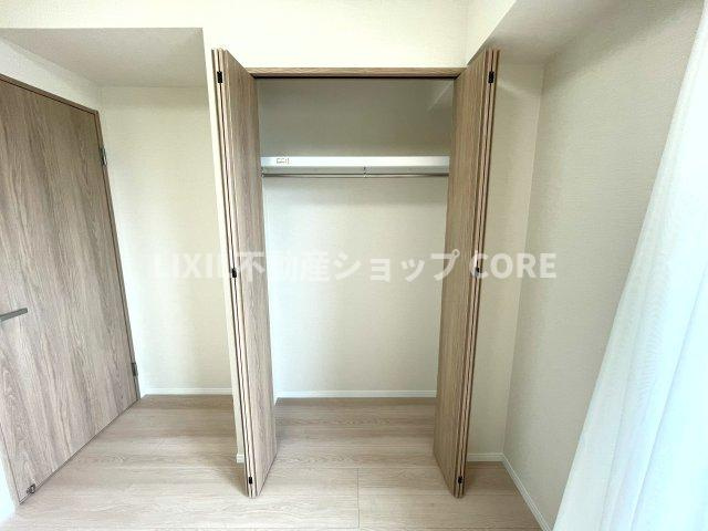 しっかりとした大きさのクローゼットを完備し、収納スペースも十分！　