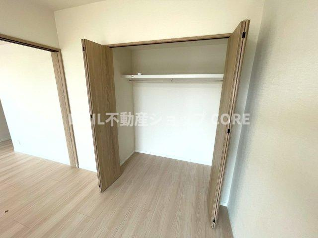 奥行きもあるので、収納ボックスをそのままクローゼットの中へ。部屋にものが出ずスッキリ。　