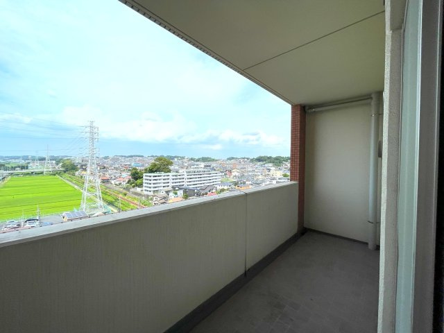 バルコニーは風通しが良く、日中は日当たりも良好です。洗濯物やお布団をたくさん干せます！　