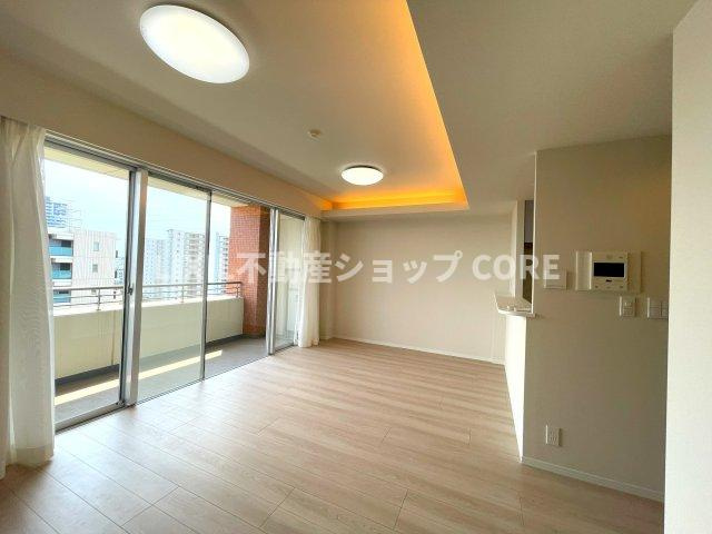 光溢れる安らぎの空間。キッチンとも一体感も演出しご家族との会話も弾みます。　