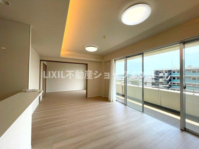 ＬＤＫのメインとなる大きな窓。大きめの開口部から暖かい日差しが長い時間射し込みます。　