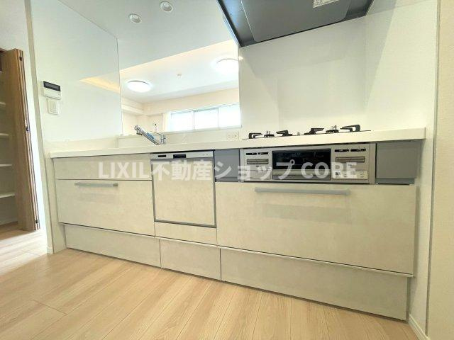 カウンターキッチンはリビングを見渡せるので、お料理番組やドラマを見ながら作業ができます。　