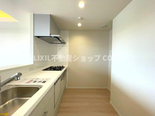 カウンター下部には豊富な収納を設置しスペースを有効活用しております。充実したキッチンです。　