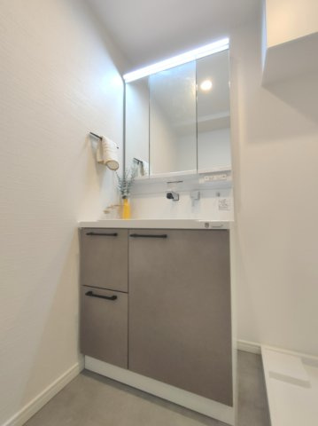 【独立洗面化粧台】　三面鏡裏収納付きの洗面化粧台。LED照明を備え、毎日の身支度を快適にサポートします。