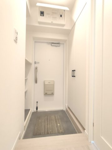 【玄関】　白でまとめられた清潔感のある玄関。住戸の顔として、いつでも整えておきたい空間に嬉しい大容量の収納がございます。