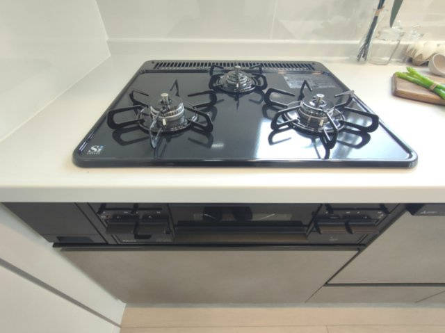 【3口コンロ】　3口コンロ、グリル付きでお料理のレパートリーも増えそうです。