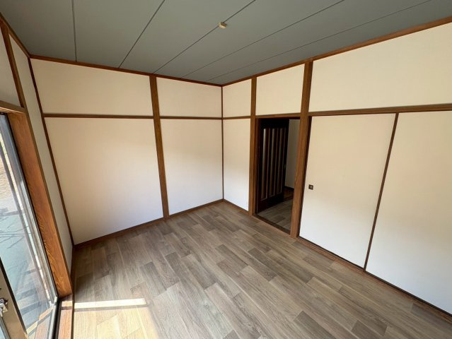 木の温もりを感じる落ち着いた雰囲気の洋室。シンプルな間取りで多用途に活用でき、居室としてはもちろん、書斎や趣味部屋にもおすすめです。押入収納付きで、生活スペースを広く使える点もポイントです。　