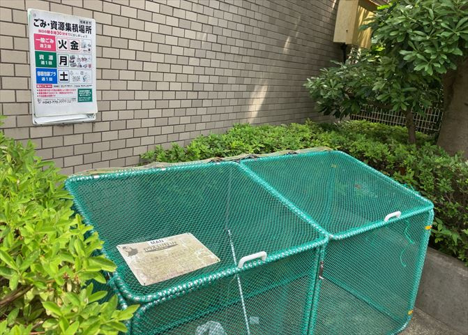 共有部分は、住民なら誰もが使える設備のこと。例えば駐車場やエレベーター、インターネット設備、セキュリティ設備などがあります。他にも、マンションの廊下・外部階段やエントランス・ゴミ置き場などがあります。