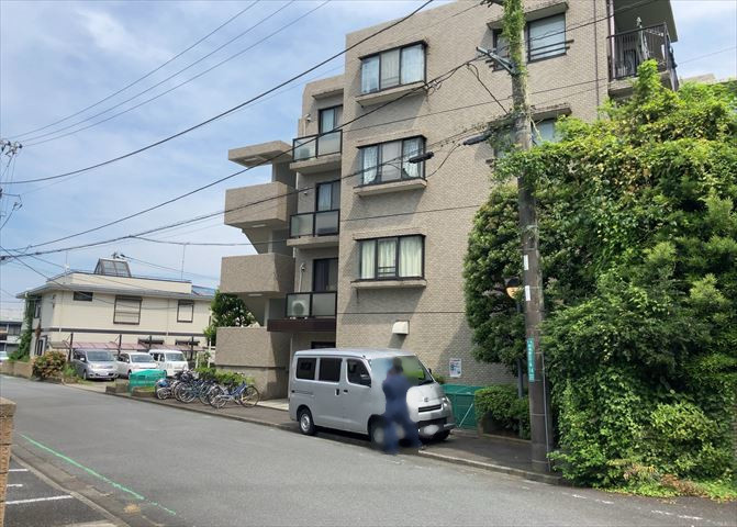 隣家の土地はどうなっているのか、生活利便施設が近くにあるのか、学校まで近いかなど、お客様のライフスタイルにあわせたイメージが重要です。また、近くにあると困る施設が近くにないかも確認するといいでしょう。