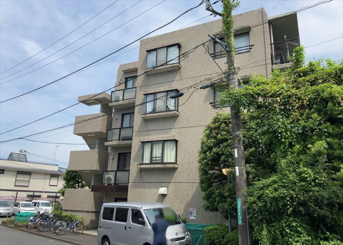 眺望の良さを楽しめるダイニングキッチンで家族団らんの時間を過ごしてはいかがでしょうか。バルコニーから見える景色を家族で眺める時間は、時間が経つのを忘れてしまいそうですね。是非、現地を見に行きましょう！