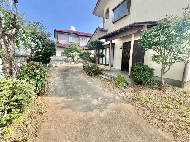 ■外観｜道路から離れたお庭はお子様が遊んでいても安心♪プライベート空間も守られます！