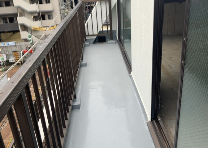 バルコニーは、室外の専用スペースのうち、「屋根がなく開放された空間」であるものを指します。ベランダより広いタイプのものが多く、日当たりもよいため家庭菜園などを楽しみたい人にとって適した環境となります。