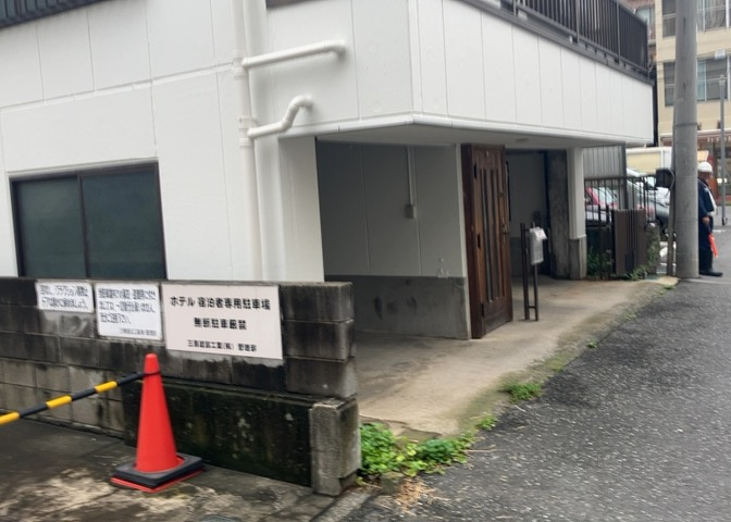 住宅用の土地では前面道路に2m以上接していなければならないと法律で定められています。しかし、お持ちの車のサイズやライフスタイルなどにより、2mでは利便が悪い場合もございますので、事前に確認しましょう。