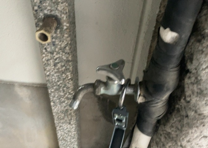 敷地内に散水栓や立水栓があると便利です。水道水を直接利用できるため、水を運ぶ手間を省くことが出来ます。大量の水を必要とする洗車作業や清掃などに役立ちます。その他設備とあわせて、現地でご確認ください。