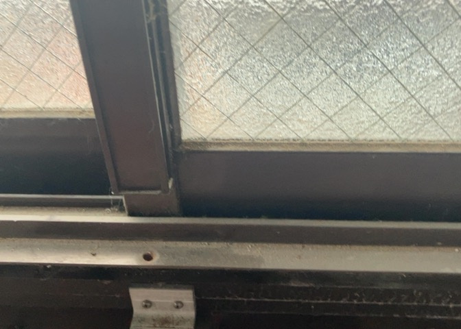 サッシは、ガラス窓に使用される金属製の窓枠です。一般的に住宅建築では、金属製建具工事の段階でガラス類・玄関などと同時に設置されます。種類や構造により断熱性能や遮音性能が異なるので現地でご確認ください。