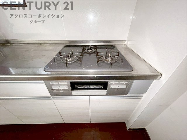 多数の調理器具を同時に使用でき、料理の効率化が可能。省エネで節約になり、様々な料理スタイルに適応できます。また、火力調整が独立しており、手入れや掃除もしやすく、今よりもっとお料理が楽しくなるかも。