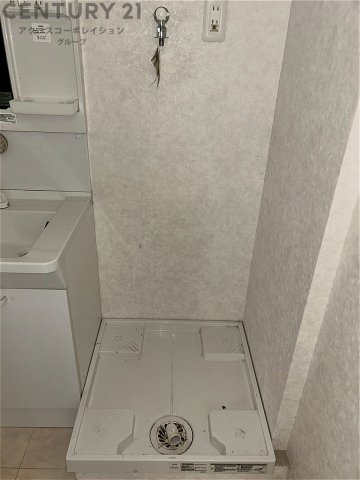 洗濯物の仕分け作業がしやすく、整理整頓が容易になります。洗濯音や湿気を他の部屋に持ち込まず、生活環境を快適に保ちます。上部を活用すれば収納スペースを確保でき洗剤や洗濯用品の整理もしやすくなります。
