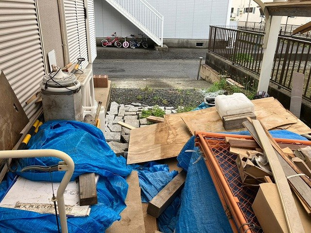 土地の前の道路に消火栓が設置されていることがあります。この場合、道路交通法第45条第1項により、駐車禁止の場所が指定されています。そのため、車庫などの駐車スペースをつくることができない場合があります。