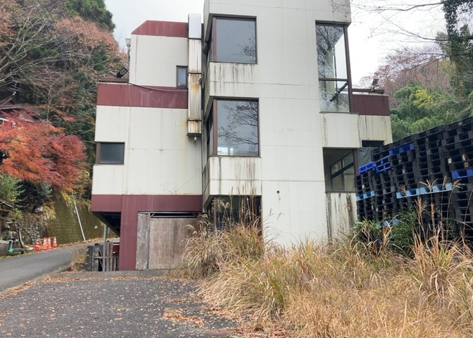 人が暮らすうえで日光は大切な要素となります。日当たりの良さは譲れないポイントですね。併せて近くに大きな建築物の建築予定がないか、あるいはそれが可能な土地が近くにないか事前に確認することもお勧めします。