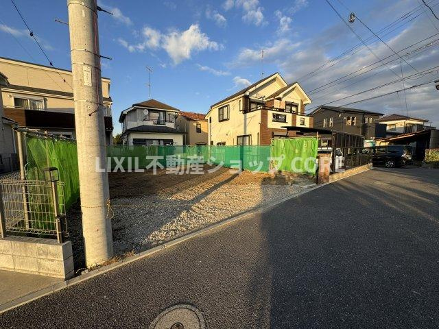 前面道路は閑静な住宅地をはしる車通りの少ない道路。お車の出し入れが苦手なママや小さなお子様にも安心　