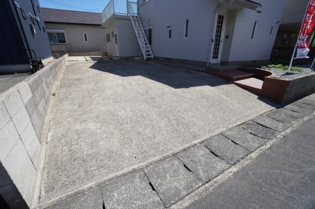 2階12.6帖洋室。クロス・床の張替を行う予定です。※リフォーム前の写真です。
