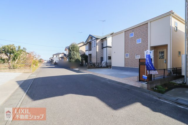 【前面道路】現地完成写真。道幅や駐車など、ご確認ください。