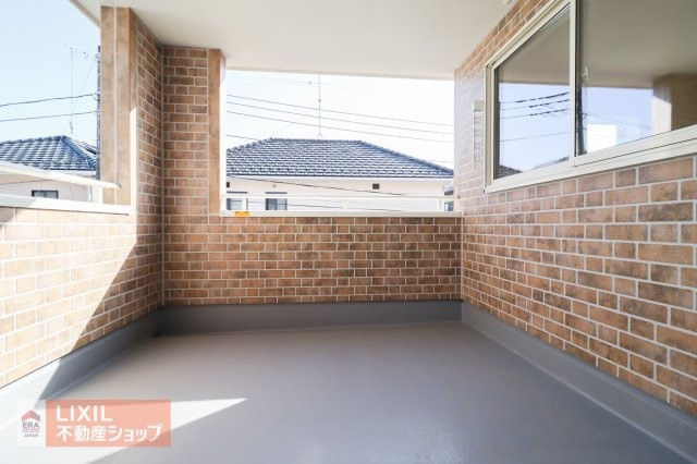 【バルコニー】現地完成写真。広々バルコニーでお布団や洗濯物がたくさん干せます♪