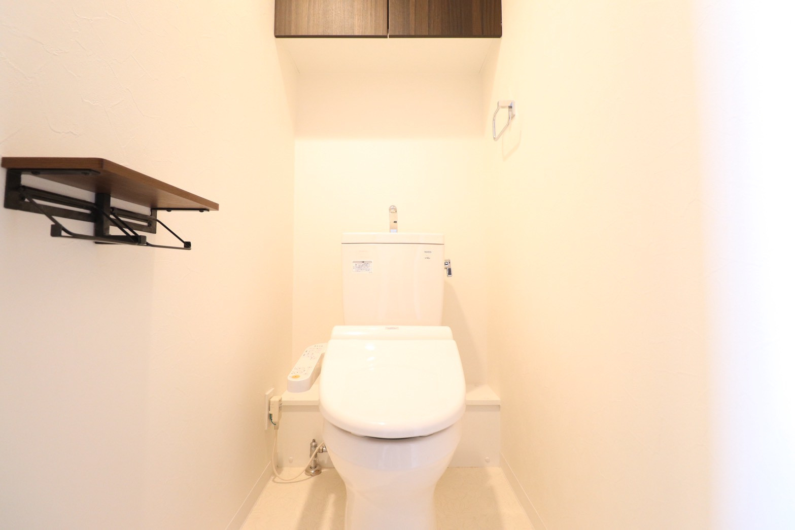 【トイレ】もちろん温水洗浄便座です。おしゃれなトイレットペーパーホルダーもポイントです。