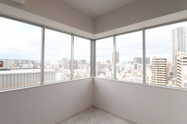【リビングからの眺望】ワイドなコーナーサッシ！都心らしさあふれる景観です！