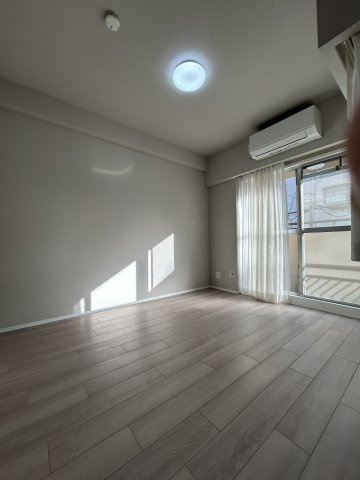 洋室約5.2帖　バルコニーに面した明るい室内です。