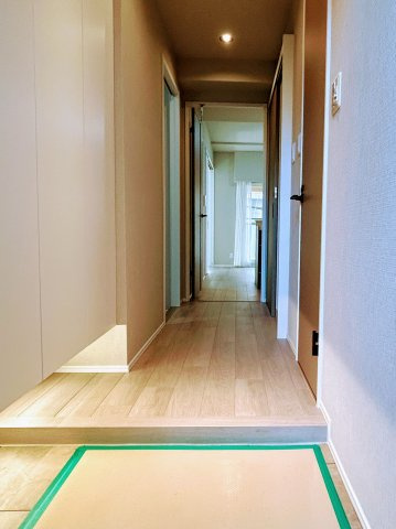 下部に空間のある設計で広々とした玄関です。