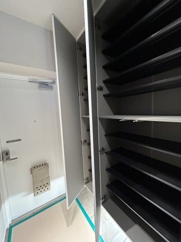 玄関には大型シューズクローゼットを完備。家族全員の靴はもちろん、傘や掃除道具などもすっきり収まり、玄関を常に美しく保てます。