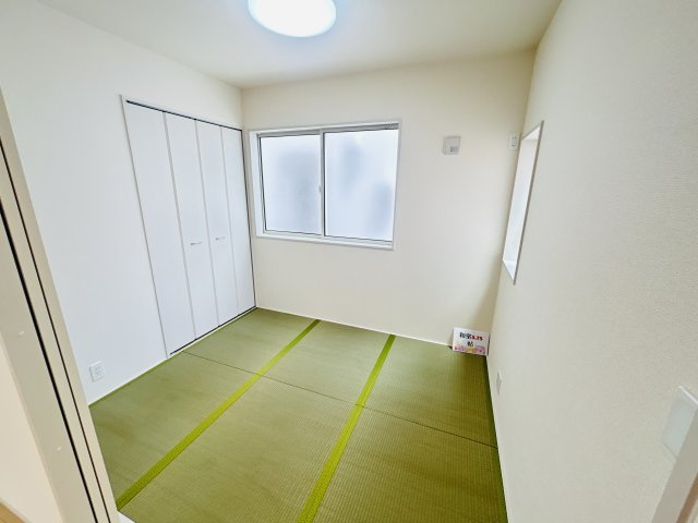 現地写真　リビング隣の和室はお子様の遊び部屋としてもちょうどいいですね♪       　
