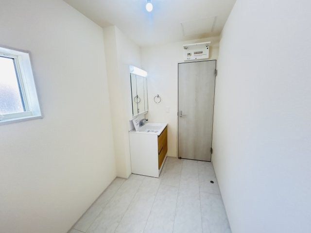 現地写真　シャワー付きの洗面台は忙しい朝でも身支度を整えるのにとても便利◎       　
