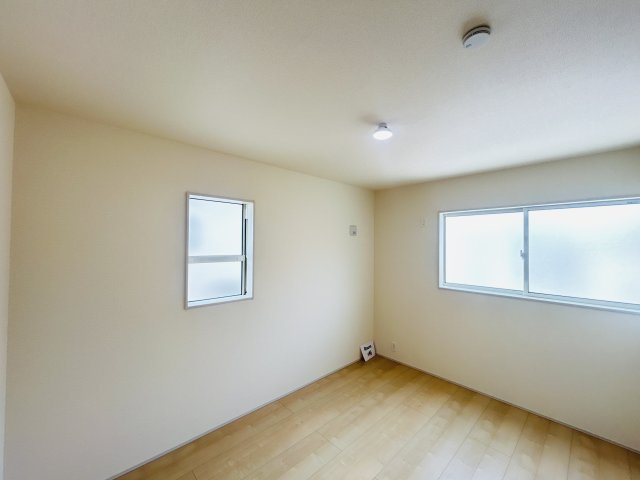 現地写真　二面採光で明るく風通しの良い洋室♪     　　     　     　