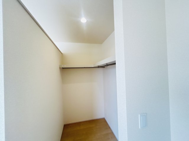 現地写真　主寝室の大型のウォークインクローゼットは収納ラクラク、お部屋スッキリ♪       　      　      　　