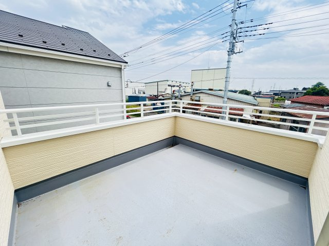 現地写真　日当たりの良いバルコニーは気持ちよく洗濯物が干せます♪       　       　     　　　